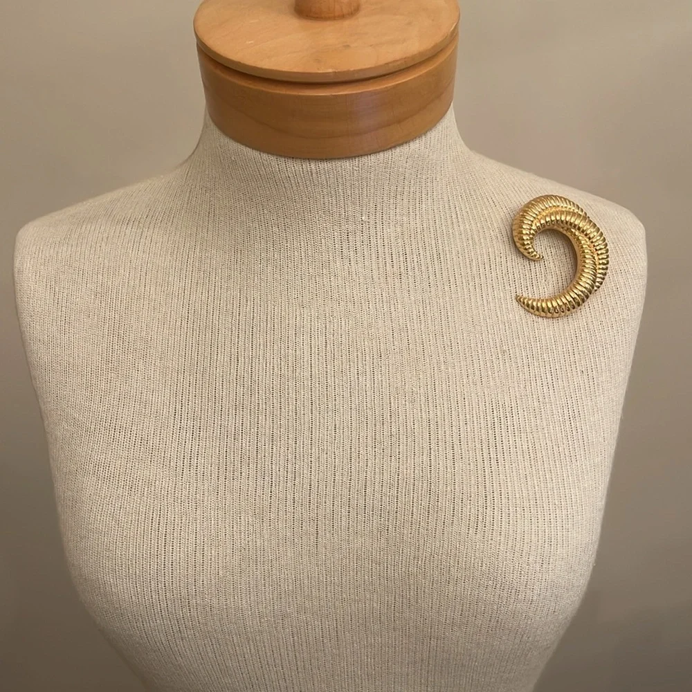 Vintage Monet Gold-tone Ribbed Swirl Brooch - Pin